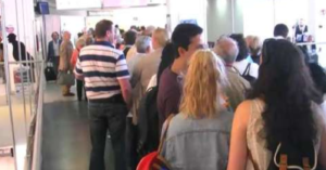 "Sedicenti tifosi ubriachi ci provano con le hostess", salta aereo da Napoli per Manchester