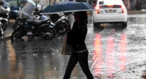 Ruscellamenti superficiali anche con fenomeni di trasporto di materiale; Allagamenti di locali interrati e di quelli a pian terreno; Scorrimento superficiale delle acque nelle sedi stradali e possibili fenomeni di rigurgito dei sistemi di smaltimento delle acque meteoriche con tracimazione e coinvolgimento delle aree urbane depresse"