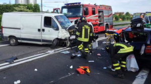Dramma a Napoli: auto si schianta contro furgone, 50enne in fin di vita