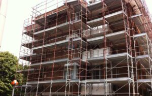 Napoli, incidente sul lavoro: operaio cade da un'impalcatura e muore