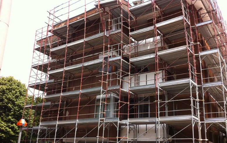 Napoli, incidente sul lavoro: operaio cade da un'impalcatura e muore