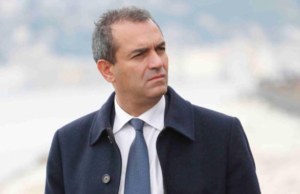 Ritardi nella refezione scolastica a Napoli, De Magistris attacca le Municipalità