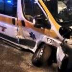 Petardo sotto l'ambulanza, medico ferito dalla deflagrazione