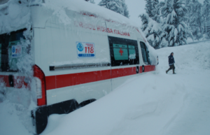 Ambulanza intrappolata nella neve
