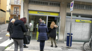 Napoli, file interminabili agli uffici postali aperte: gente in attesa in auto
