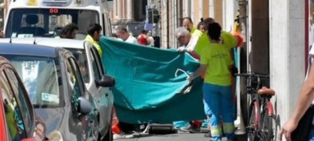 Dramma nel Napoletano, precipita dal balcone lavando i vetri: muore donna