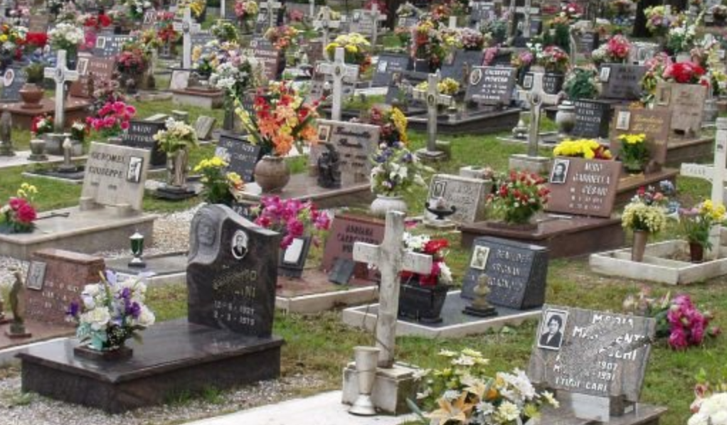 Lite furiosa al cimitero, vedova e amante si incontrano e se le danno di santa ragione