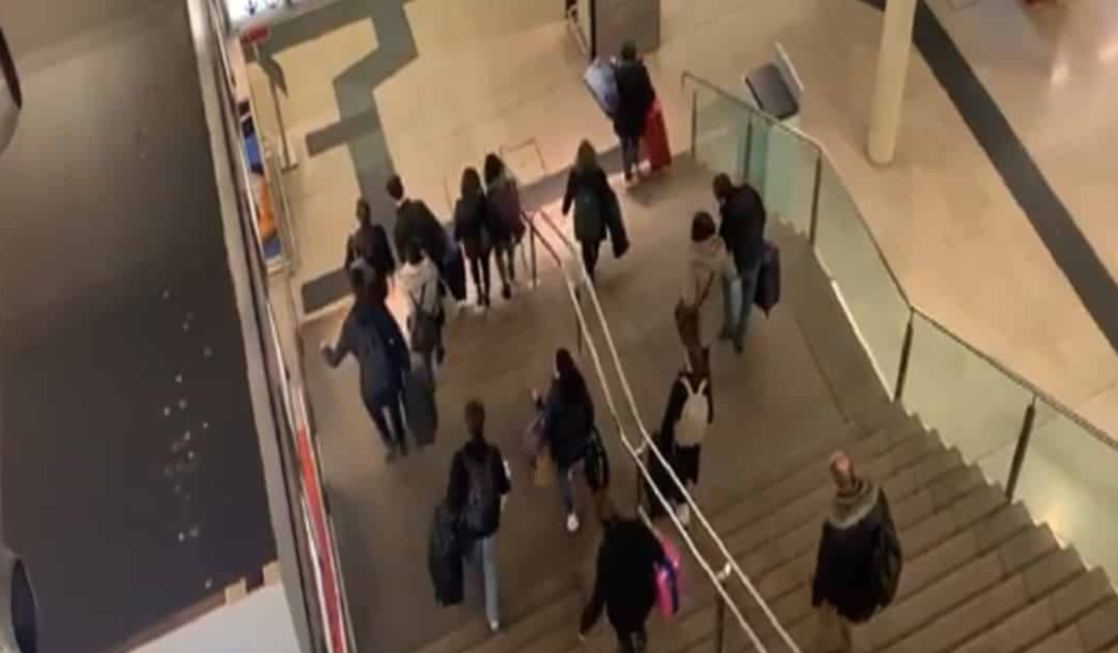 Nuova fuga da Milano, treno verso Lecce pieno di gente, Emiliano: "Chiudetevi in casa"