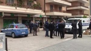 Assalto alla filiale della Bnl di Aversa: spari in pieno giorno, ferite due persone