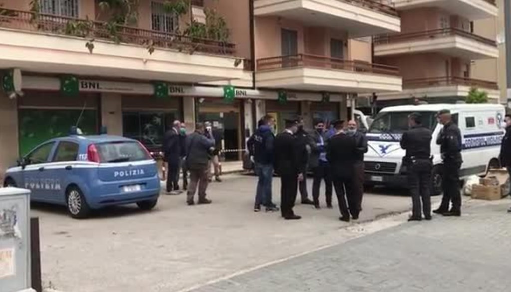Assalto alla filiale della Bnl di Aversa: spari in pieno giorno, ferite due persone
