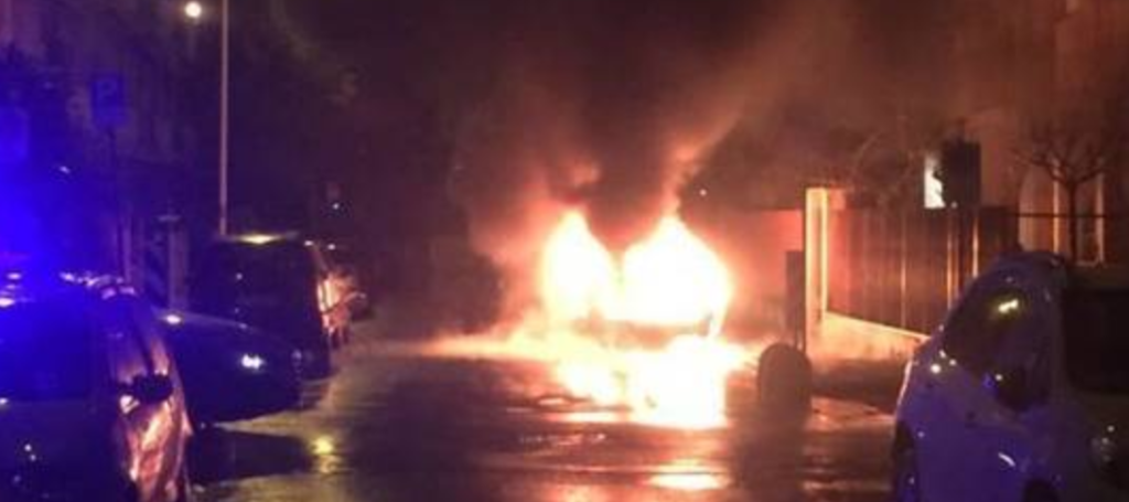 Paura a Giugliano, banda di rapinatori fa esplodere bancomat e poi scappa