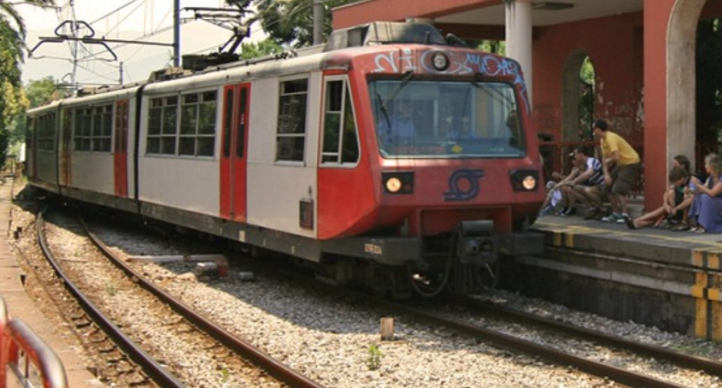 Follia in Circumvesuviana, passeggero colpisce con una testata al volto senza mascherina il capotreno