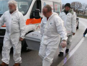 Trasferito per lavoro in Germania, manda una mail di scuse alla figlia e si toglie la vita