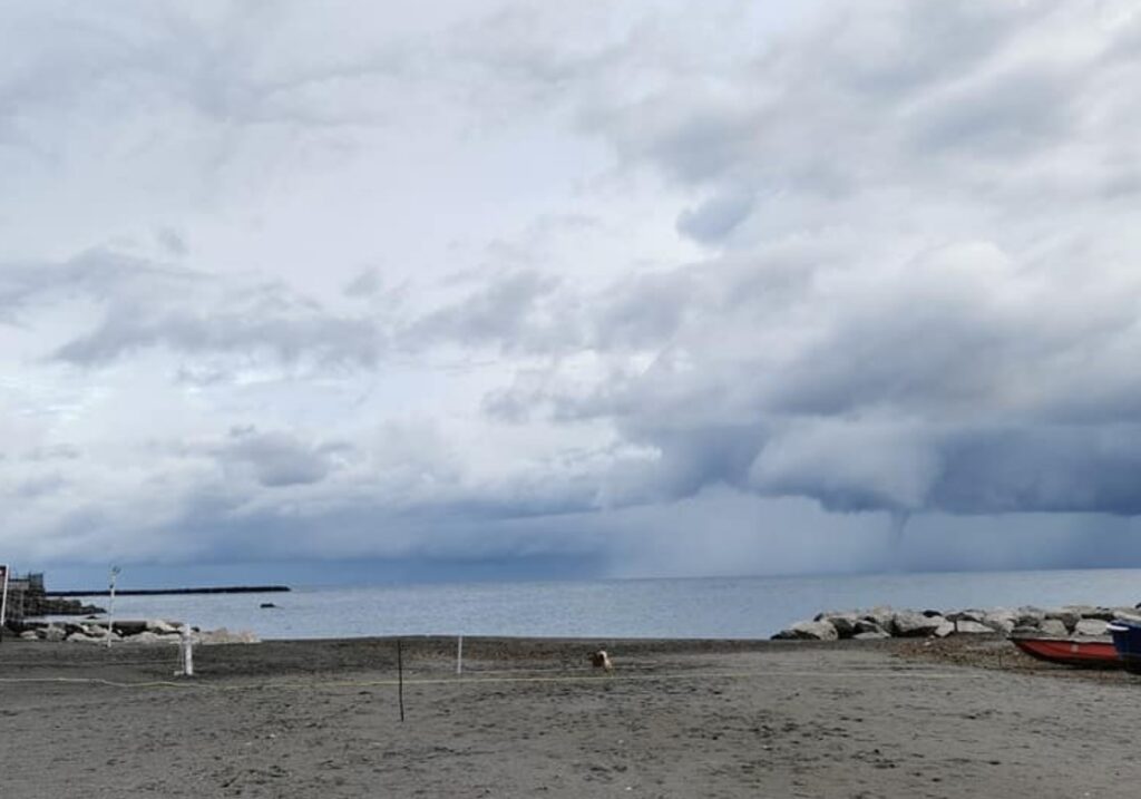 Tromba d'aria a Ischia, le immagini sono esilaranti