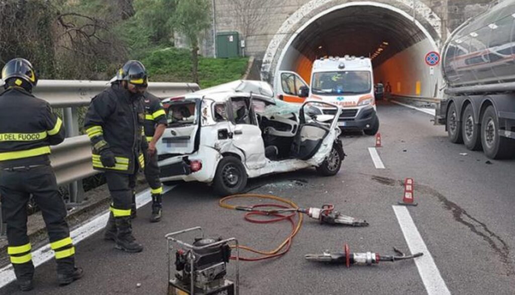 Scontro frontale sulla Telesina tra un tir e un'auto: c'è una vittima