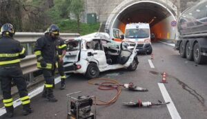 Scontro frontale sulla Telesina tra un tir e un'auto: c'è una vittima