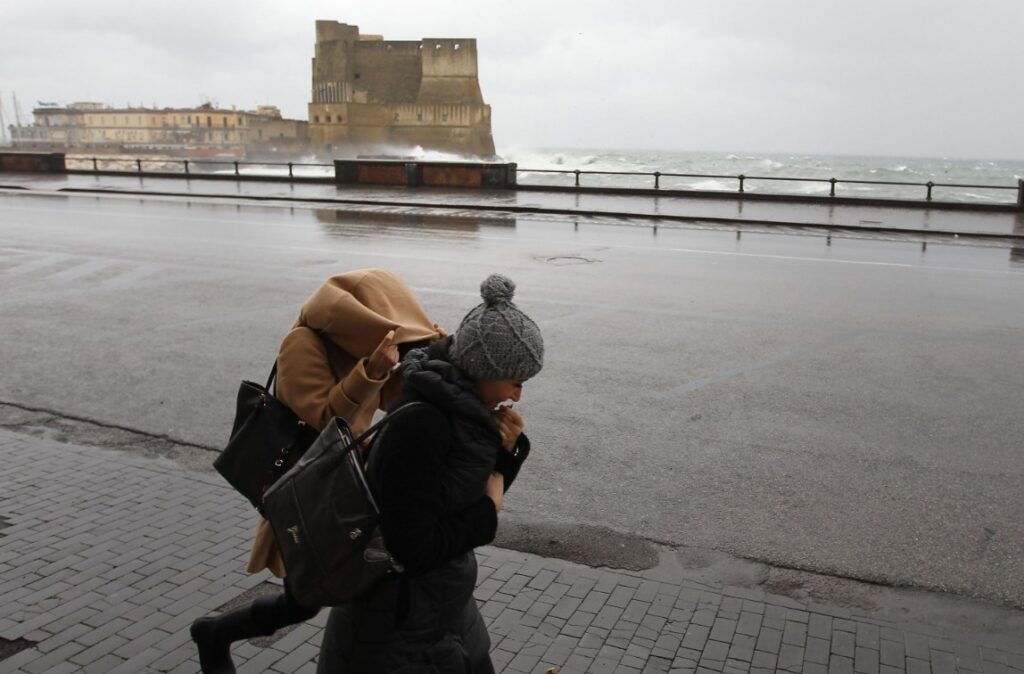 Meteo Napoli, nuova allerta della Protezione Civile: temporali e forti venti