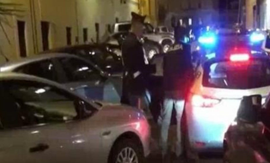 Rapina nel cuore di Napoli, banda del buco in azione in banca