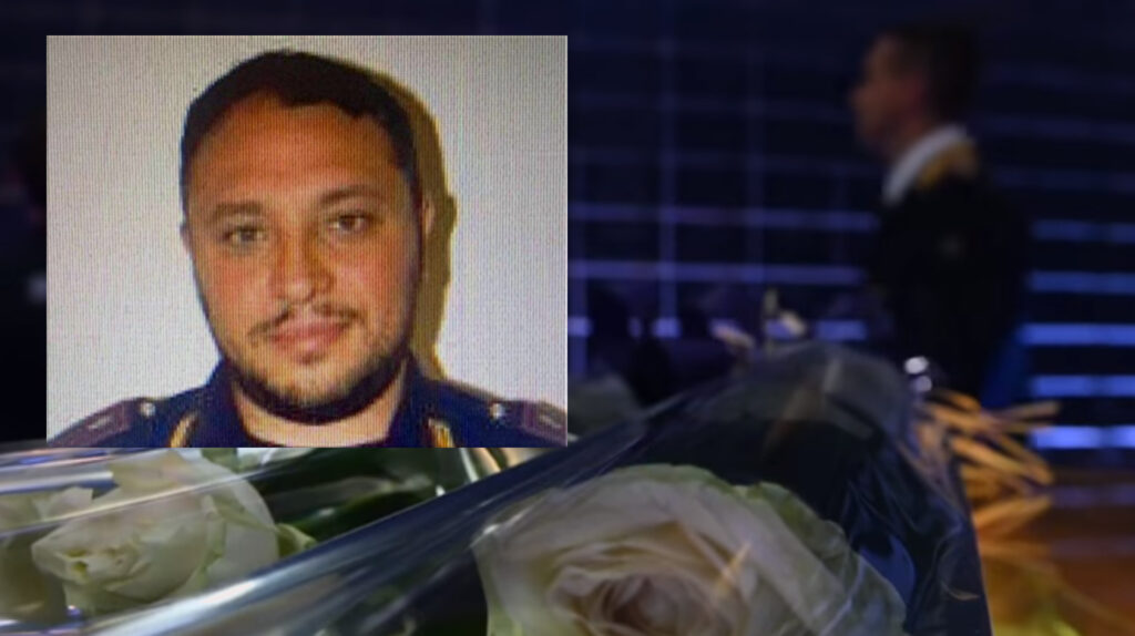 Funerali Pasquale Apicella, l'omaggio degli artisti che recitano la preghiera del poliziotto