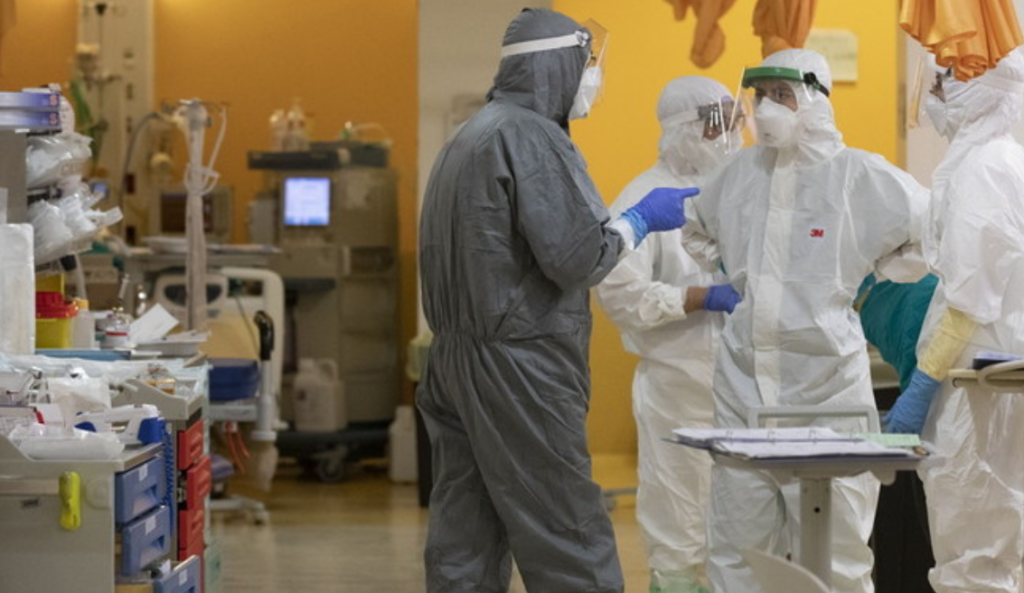 Coronavirus, anziani respinti da ospedale muoiono dopo 7 giorni: "Posto libero dobbiamo lasciarlo a un giovane"