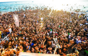 aperitivo spiaggia folla