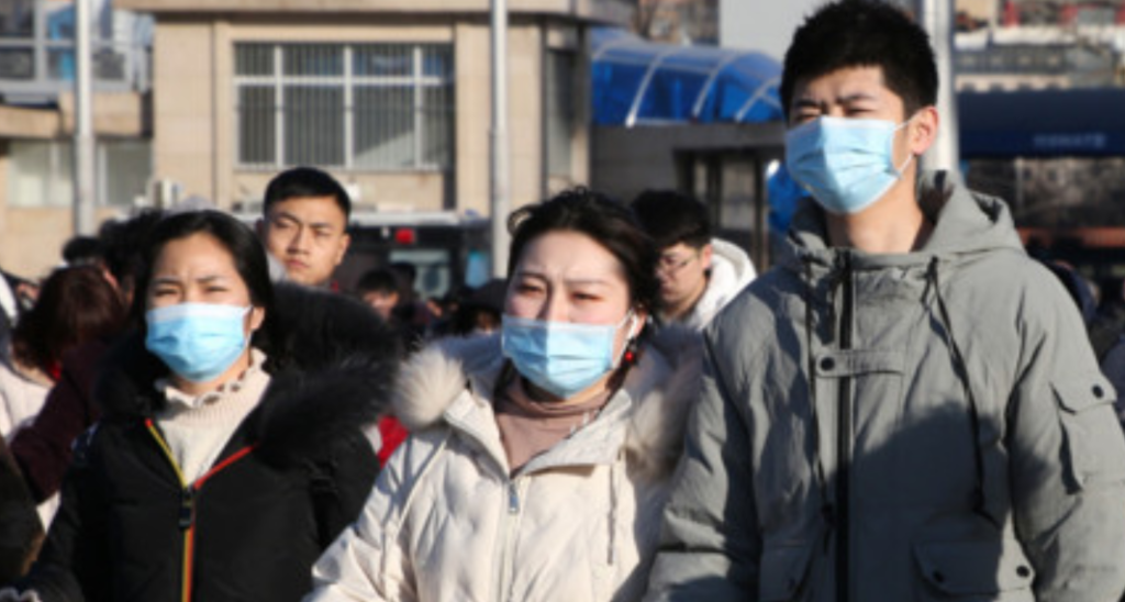 Coronavirus, sassaiola contro gruppo di studenti cinesi: psicosi sfocia nella violenza