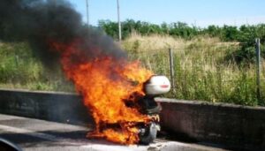 Litiga con i genitori e dà fuoco al motorino della madre: arrestato