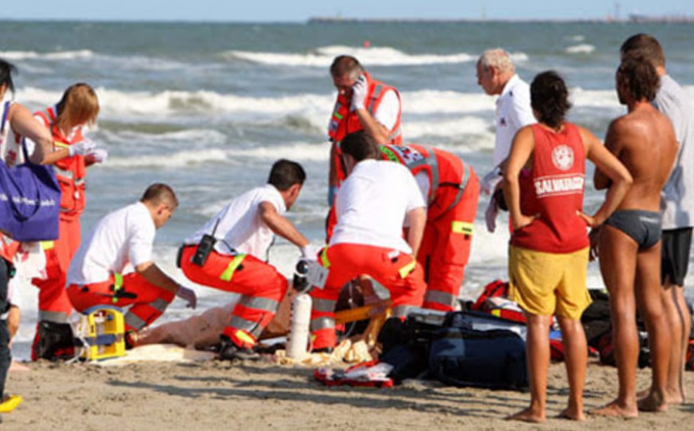Vacanza finisce in tragedia, si butta in acqua e muore davanti agli occhi dei bagnanti