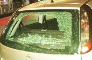 Paura a Trentola per una coppietta appartata, ladri distruggono l'auto