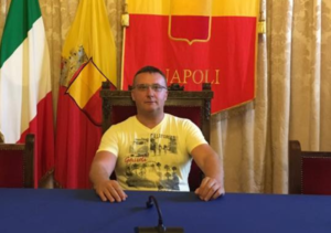 Lambrenedetto XVI torna a Napoli e difende la città, duri attacchi contro di lui