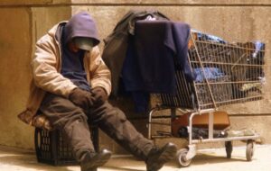 Parte a Napoli il progetto "Prendi #3 - il cappotto senza dimora", per donare un cappotto ai clochard