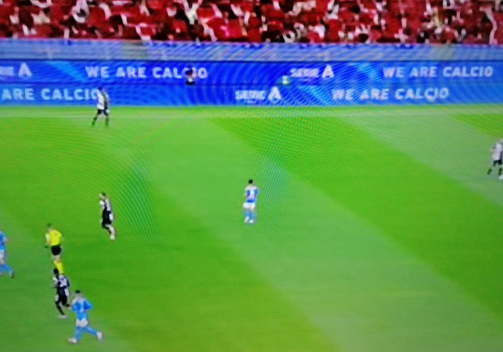 Gaffe di Sergio Sylvestre che apre la finale di Coppa Italia, canta l'Inno e dimentica le parole