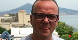 Gigi D'Alessio escluso dall'evento "Pino E'", il silenzio del cantante napoletano incuriosisce i suoi fan