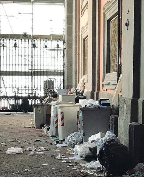 Il degrado di Palazzo Reale, turisti fanno le foto ai rifiuti nel cortile