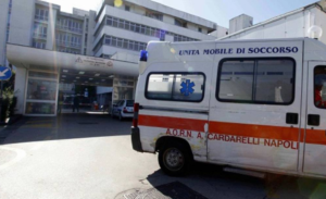 I carabinieri della compagnia di Giugliano in Campania (Napoli) hanno arrestato per detenzione arma clandestina e tentata estorsione un 71enne del posto, già noto alle forze dell’ordine. La scorsa notte, a Casandrino, una coppia di anziani incensurati è stata terrorizzata da ignoti che hanno esploso 2 colpi d’arma da fuoco contro la loro abitazione: uno è penetrato nella camera da letto, l'altro è rimasto conficcato in un infisso. I militari hanno sentito le persone presenti durante il fatto e - soprattutto – analizzato le immagini dei sistemi di video sorveglianza riconoscendo l’auto del 71enne. Perquisita la sua abitazione, i carabinieri hanno rinvenuto e sequestrato una pistola Browning semiautomatica calibro 7,65 con matricola abrasa nascosta nello sgabuzzino: c’erano ancora 3 colpi nel serbatoio ed era pronta all’uso. Sull'arma saranno effettuati accertamenti balistici per verificare se sia stata utilizzata in fatti di sangue. I carabinieri hanno accertato che l’obiettivo dell’uomo fosse il nipote 45enne dell’anziana coppia che vive nell’appartamento accanto. Probabile un debito di circa 10mila euro per un carico di sigarette di contrabbando per il quale il 71enne non era stato pagato. L’arrestato è stato portato in carcere.