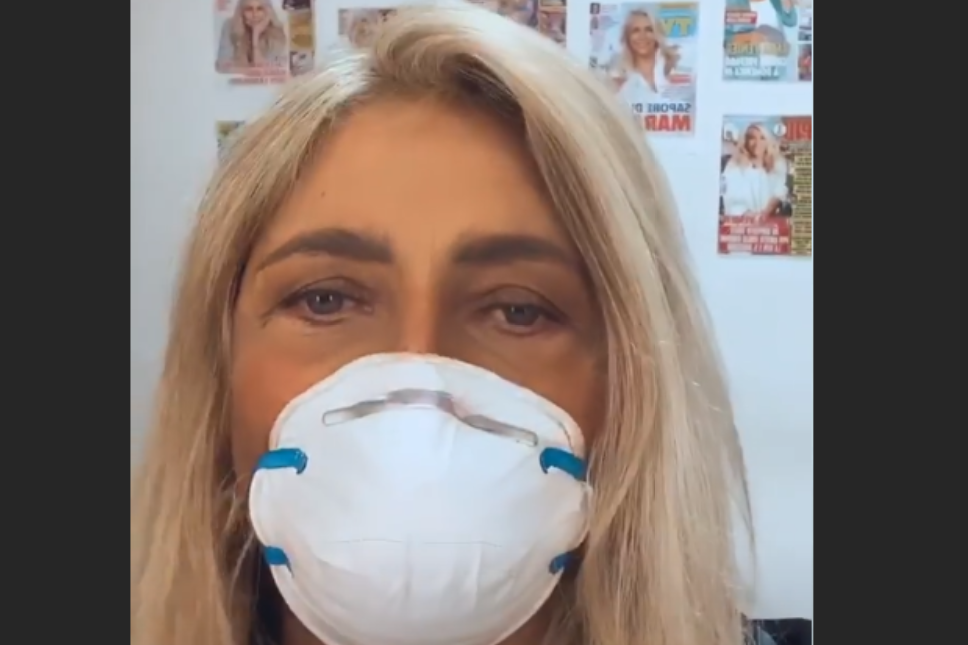 Mara Venier in camerino con la mascherina: "Io mi trucco sola". Il gesto che tutti hanno apprezzato