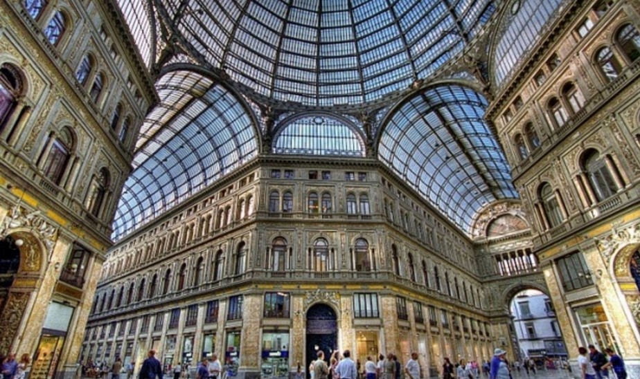Galleria Umberto, la denuncia della Sopraintendenza: vetri a rischio crollo