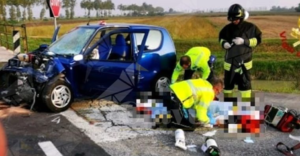 Sangue sulle strade, auto invade corsia opposta, muoiono 4 persone: tra le vittime una bambina