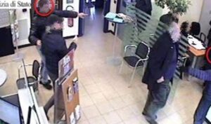 Paura a Napoli, uomo armato entra in banca e prende in ostaggio una persona: in fuga