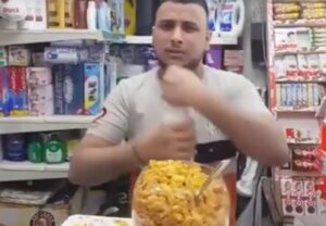 'O Bangladin, commerciante del centro storico di Napoli che si fa pubblicità con video bizzarri