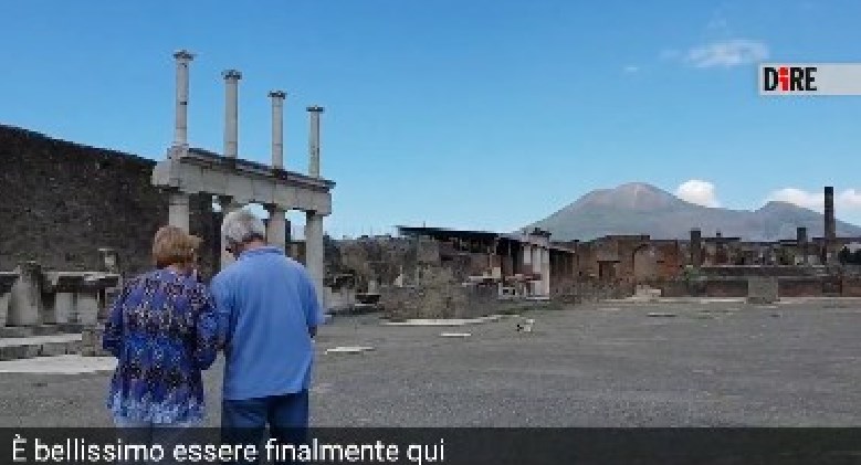 Coppia di turisti americani a Pompei per gli scavi, bloccati dal lookdown per 80 giorni: "Finalmente possiamo vederli"