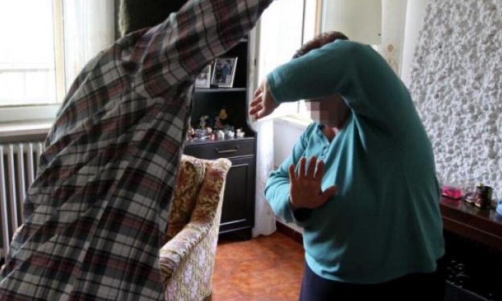 Caserta, minaccia di uccidere e sotterrare in giardino la madre: arrestato