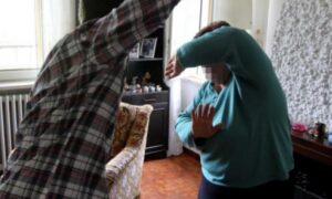 Caserta, minaccia di uccidere e sotterrare in giardino la madre: arrestato