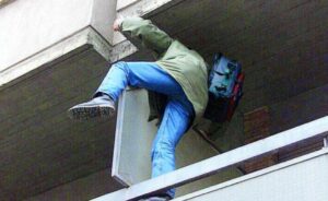 Entra in casa di una donna per derubarla, si lancia dal balcone per scappare: arrestato