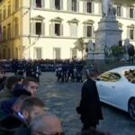 Funerali di Davide Astori, migliaia di persone hanno accolto l'arrivo del feretroFunerali di Davide Astori, migliaia di persone hanno accolto l'arrivo del feretro