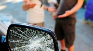 Napoli, estorcevano denaro con la tecnica dello specchietto: arrestati due uomini