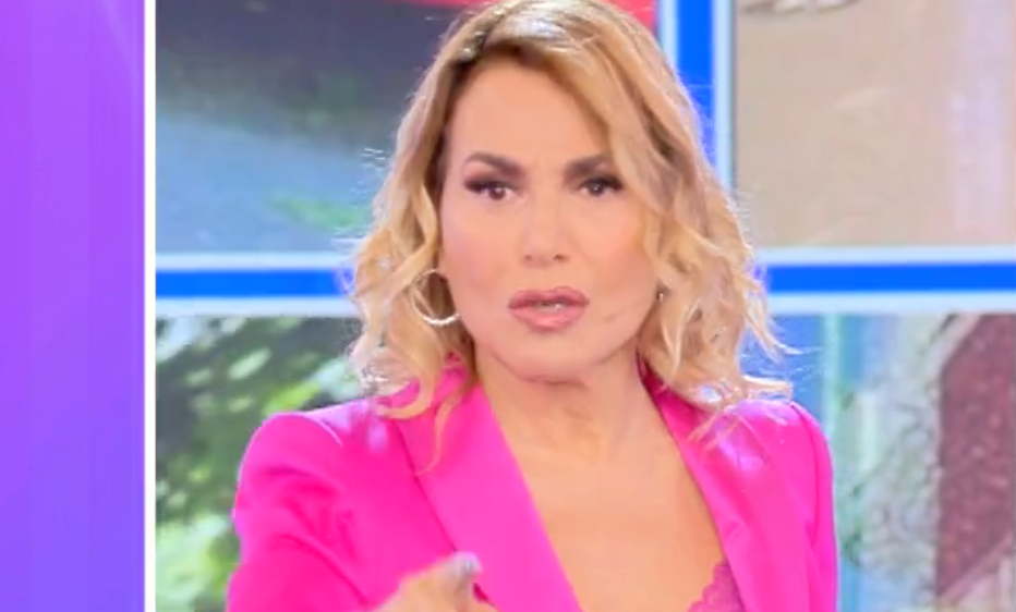 Runner si abbassa pantaloncini in diretta a Pomeriggio Cinque