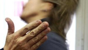 Lite familiare a San Felice, scoprono messaggi hot sul cellulare della madre e la picchiano