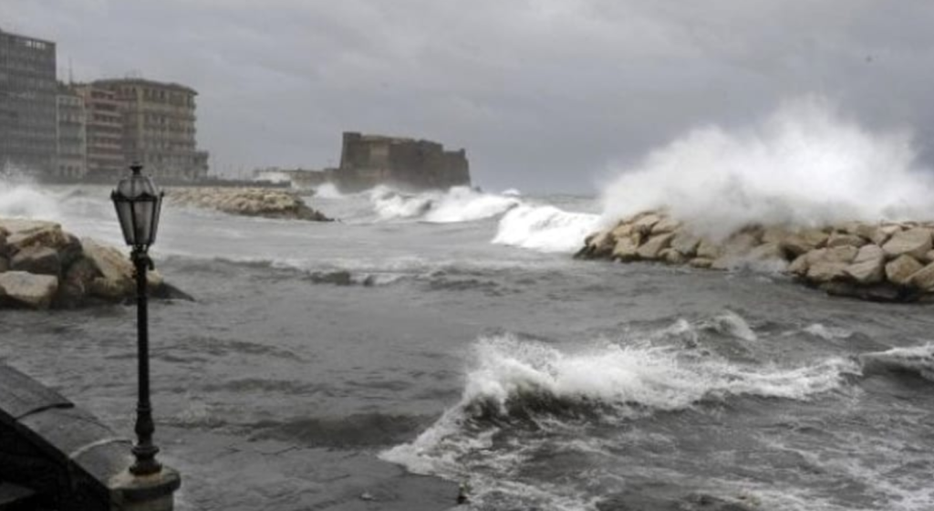 Previsioni meteo, il figlio dell'uragano Ophelia in arrivo sull'Italia: forti temporali in tutto il paese