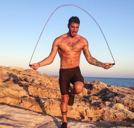 Stefano De Martino: un nuovo inizio dopo il lutto in famiglia